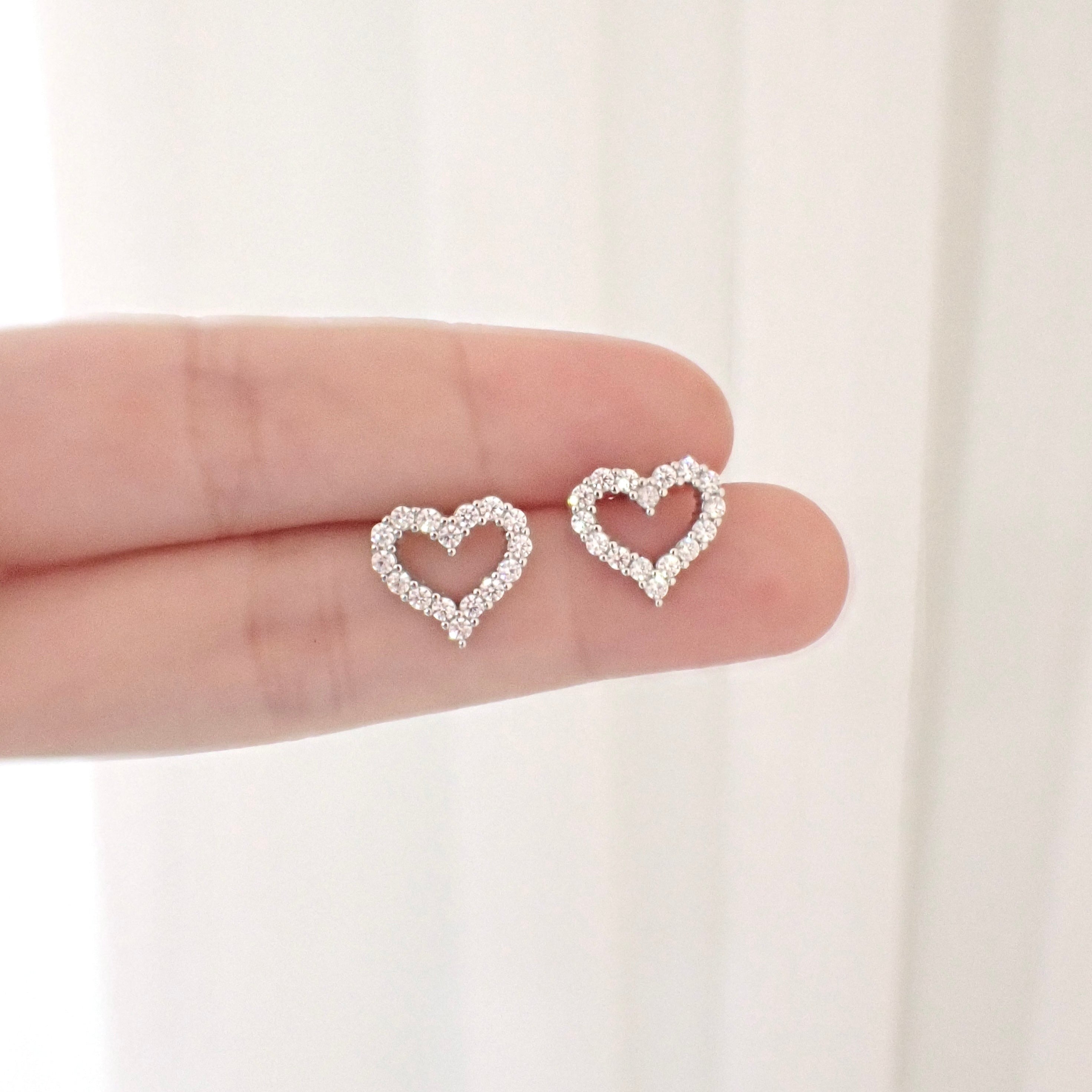 Momo Heart Stud 925 Silver – 5ive Letters